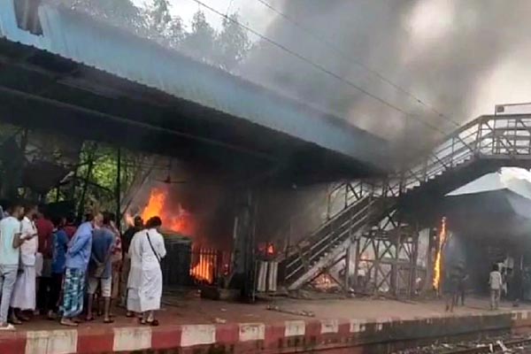 कोलकाता: बाघा जतीन रेलवे स्टेशन पर भीषण आग, कई ट्रेनें प्रभावित 1 02 12