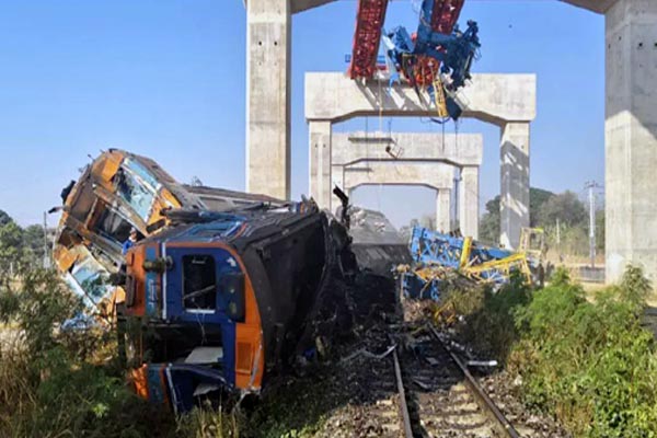 चलती ट्रेन पर गिरी भारी-भरकम क्रेन, 22 यात्रियों की दर्दनाक मौत, 30 घायल 1 02 15