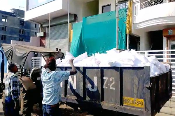 अमानक पानी के पाउच पर बड़ी कार्रवाई, 515 बोरी जब्त, फैक्ट्री सील 1 026