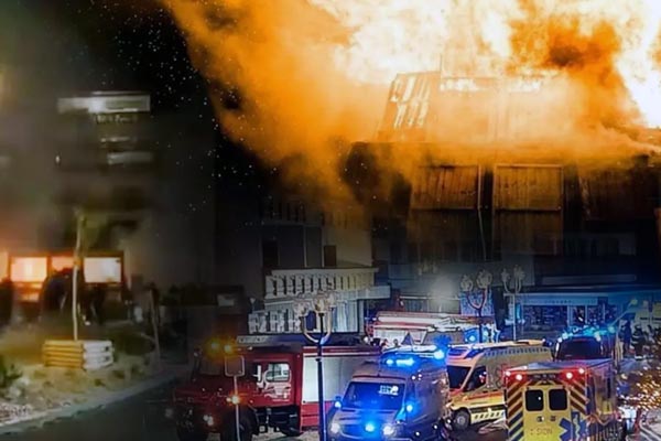 नए साल के जश्न के बीच स्विट्जरलैंड के लग्जरी बार में बड़ा धमाका, कई लोगों की मौत की आशंका 1 07