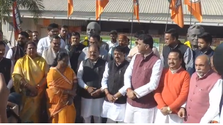 महाराष्ट्र निकाय चुनाव में भाजपा की प्रचंड जीत, राजधानी में मनाया गया विजय उत्सव 1 BADAHAI
