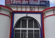 जेल से तीन कैदियों के फरार होने के मामले में जेल प्रहरी निलंबित : कैदियों को अलग अलग बैरकों में किया गया शिफ्ट 15 Screenshot 20260117 215752.WhatsApp