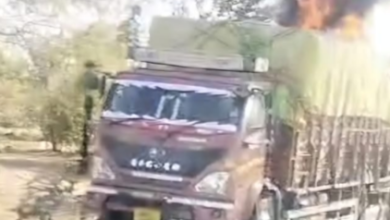 चलते ट्रक में लगी आग, ड्राइवर ने कूदकर बचाई जान : छत्तीसगढ़ से दिल्ली जा रहा था कबाड़ से भरा ट्रक, बड़ा हादसा टला 7 Screenshot 20260118 131730.WhatsApp