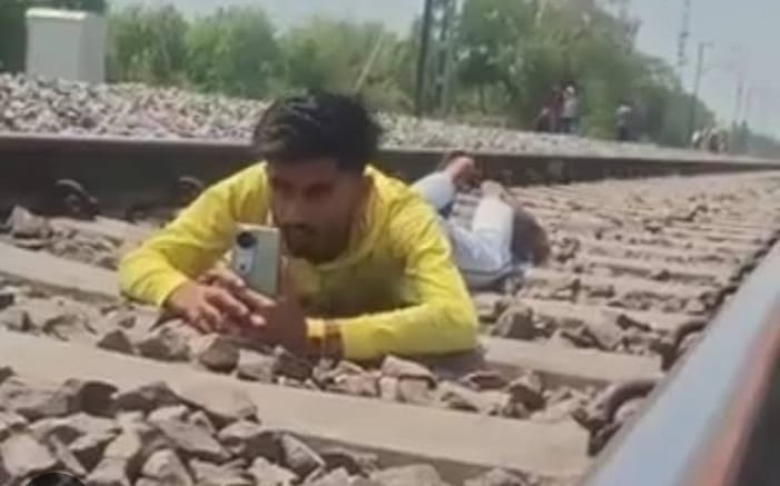 रेलवे लाइन पर रील बनाना पड़ा भारी, आरपीएफ की सख्त कार्रवाई 1 WhatsApp Image 2026 01 02 at 10.56.45