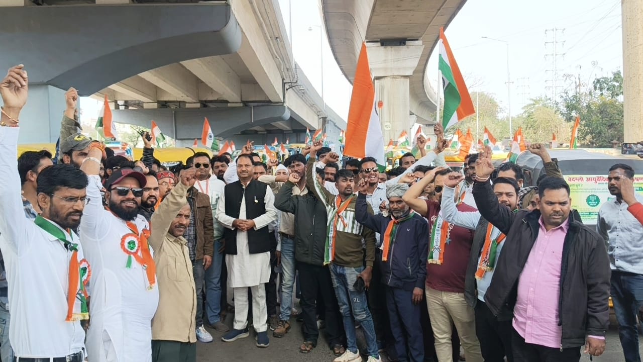 गणतंत्र दिवस पर देशभक्ति का जज्बा: भोपाल की सड़कों पर दौड़े 200 तिरंगाधारी ऑटो 2 WhatsApp Image 2026 01 26 at 13.32.29
