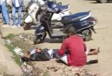 छात्रा को एसिड अटैक की धमकी देने वाले युवक को छात्रों ने चाकू से गोदा, अधमरा कर सड़क पर फेंका 10 bansal