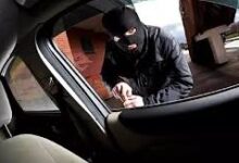 शोरूम के बाहर खड़ी 14 लाख की नई कार दिनदहाड़े पार 11 car chori hhh