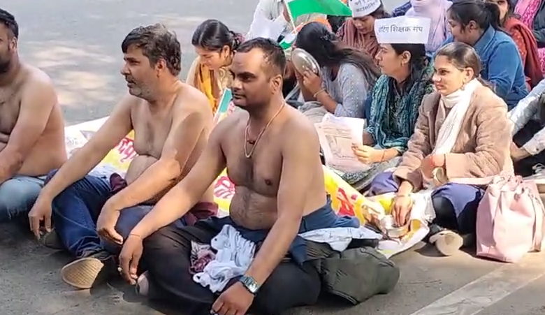 उच्च माध्यमिक शिक्षक भर्ती वर्ग-1 में पद वृद्धि की मांग, अभ्यर्थियों ने किया अर्धनग्न होकर प्रदर्शन 1 nagn