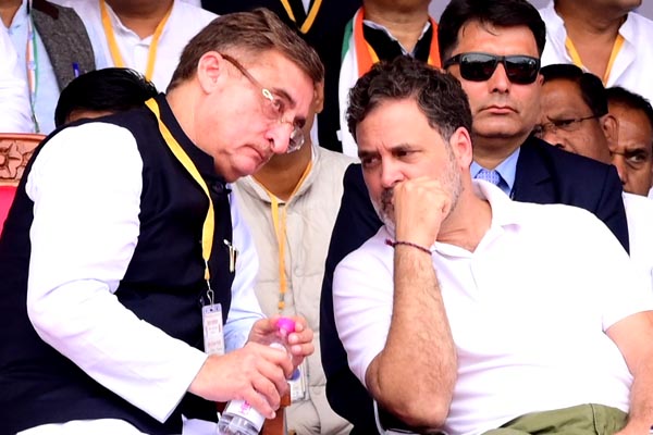 भोपाल में राहुल गांधी की राज्य सभा सांसद विवेक कृष्ण तन्खा से गुफ्तगू ,चढ़ा सियासी पारा 1 01 42