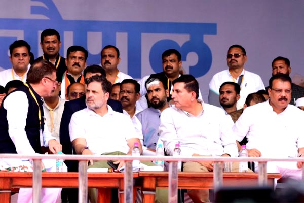 भोपाल में राहुल गांधी की राज्य सभा सांसद विवेक कृष्ण तन्खा से गुफ्तगू ,चढ़ा सियासी पारा 2 02 36