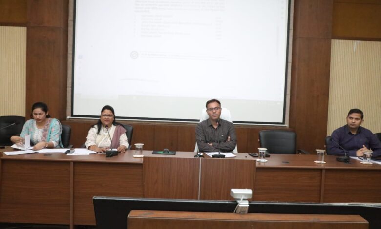 अधिकारी जनगणना कार्य को प्राथमिकता दें – कलेक्टर 1 02