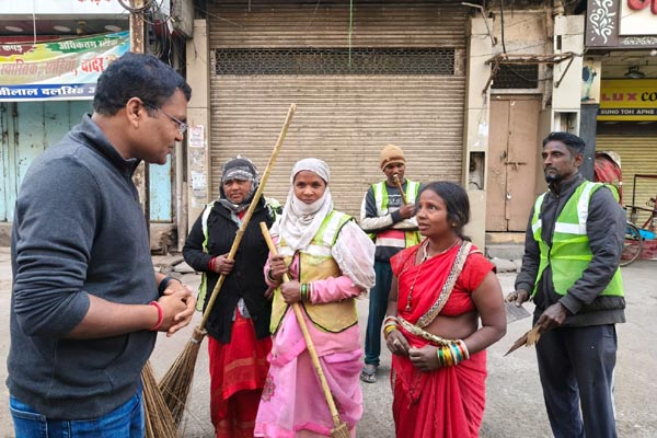 कर्तव्य की चमक के आगे फीकी पड़ी शादी की रौनक, विदाई के बाद सीधे 'बीट' पर पहुंचीं स्वच्छता दीदी 1 021