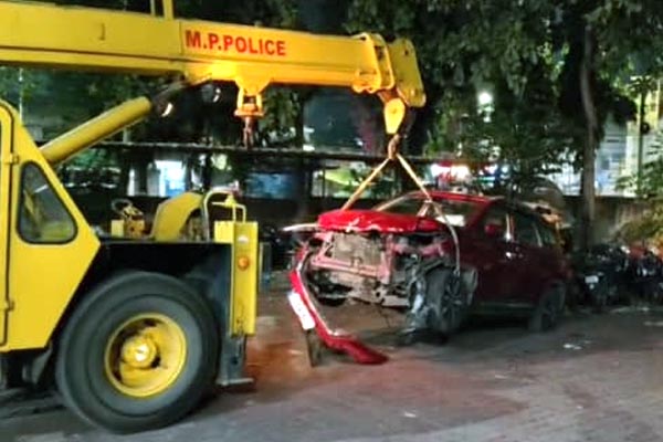 तेज रफ्तार एमजी हेक्टर का कहर: शराबी चालक ने पुलिसकर्मी समेत 4 को रौंदा, 14 वर्षीय मासूम गंभीर 1 025