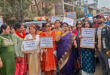 तिलहरी में शराब दुकान के विरोध में महिलाओं का चक्का जाम 10 04