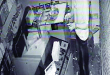दुकान की शटर काटकर लाखों के मोबाइल ले गए चोर, पुलिस ने दर्ज की 90 हजार की चोरी, वारदात कैमरे में कैद 5 05 17