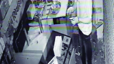 दुकान की शटर काटकर लाखों के मोबाइल ले गए चोर, पुलिस ने दर्ज की 90 हजार की चोरी, वारदात कैमरे में कैद 8 05 17