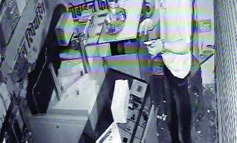 दुकान की शटर काटकर लाखों के मोबाइल ले गए चोर, पुलिस ने दर्ज की 90 हजार की चोरी, वारदात कैमरे में कैद 1 05 17