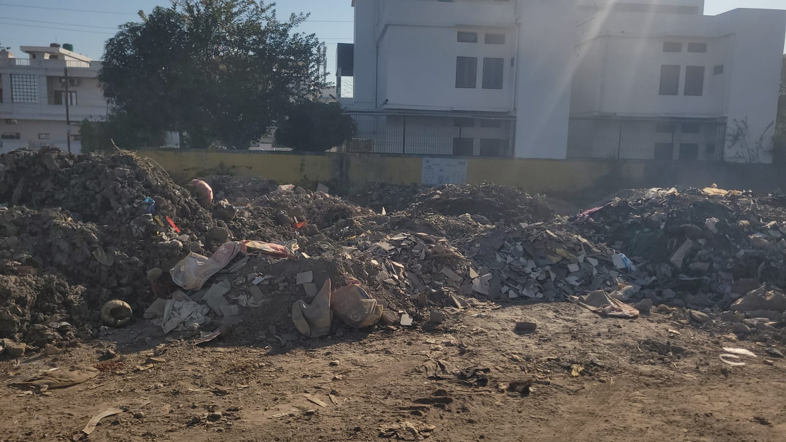 रिहायशी विजयनगर में कचरा डंपिंग से संकट गहराया, सीए इंस्टीट्यूट के समीप खाली भूखंड बने अस्थायी डंपिंग स्थल, दुर्गंध व अव्यवस्था से रहवासी आक्रोशित 2 08 6