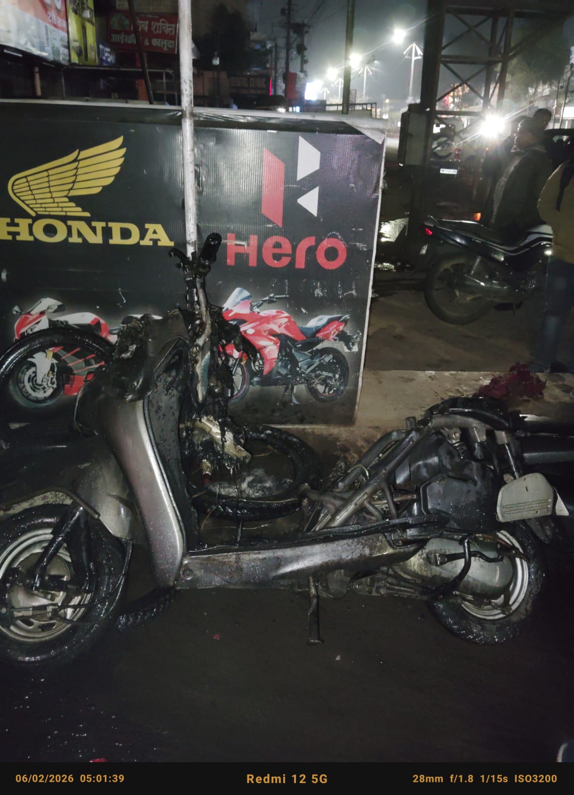 देर रात रद्दी चौकी स्थित बैटरी दुकान में भीषण आग, शॉर्ट सर्किट बनी वजह—5 से 10 लाख के नुकसान का अनुमान 4 IMG 20260206 WA0009