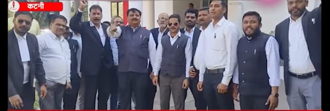 आक्रोशित अधिवक्ताओं ने काम बंद कर मुख्यमंत्री के नाम सौंपा ज्ञापन, एडवोकेट प्रोटेक्शन एक्ट लागू करने की मांग 2 IMG 20260216 WA1135