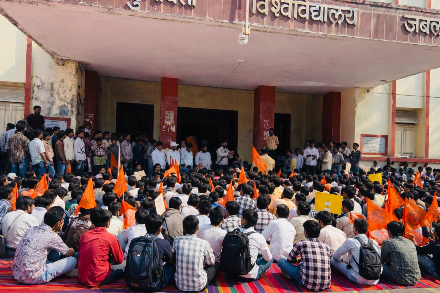 रानी दुर्गावती विश्वविद्यालय में अभाविप का अनूठा प्रदर्शन; मंत्रोच्चार के बीच ‘सदबुद्धि यज्ञ’ से खोली प्रशासन की नींद 3 IMG 20260219 WA0026