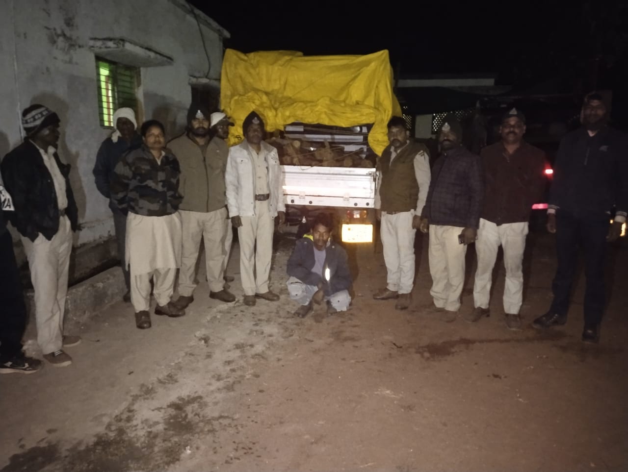 ढीमरखेड़ा में वन विभाग की बड़ी कार्रवाई, अवैध बल्लियों से भरा वाहन जब्त 2 IMG 20260228 WA0807