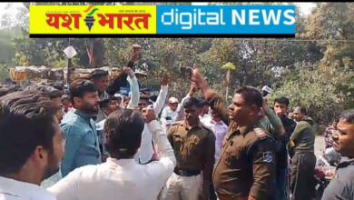 शिक्षा विभाग के अधिकारियों पर कार्रवाई की मांग, परिजनों को मिले मुआवजा, विद्यार्थी परिषद ने मांगों को लेकर किया चकाजाम, बॉउंड्रीवॉल गिरने से छात्र की मौत का मामला 9 IMG 20260220 102052