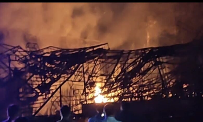 बैरागढ़ के प्ले होटल में सिलेंडर ब्लास्ट के बाद भीषण आग, शादी समारोह में मची अफरा-तफरी 1 SmartSelect 20260217 002335 WhatsApp