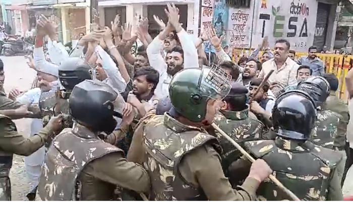 बलदेव बाग चौराहे पर सियासी टकराव, कांग्रेस कार्यालय का घेराव कर, राहुल गांधी का पुतला दहन देंखे वीडियो 1 Untitled 4 copy 13