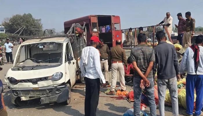 भीषण सड़क हादसा ओवरब्रिज से गिरा वाहन, 3 की दर्दनाक मौत, 8 घायलों की हालत गंभीर 1 Untitled 4 copy 15