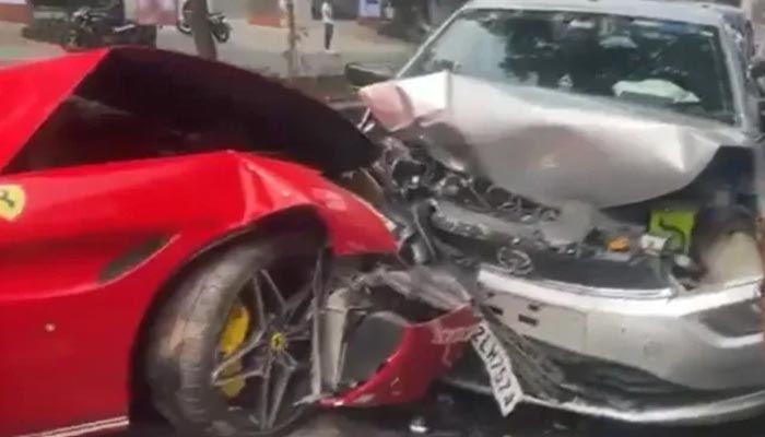 खंभे से टकराई बेकाबू फरारी, कई गाड़ियां क्षतिग्रस्त; तीन घायल 1 Untitled 7 copy 10