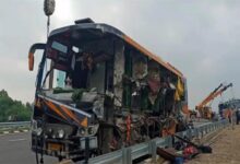 पूर्वांचल एक्सप्रेसवे पर ड्राइवर को आई 'मौत की झपकी,तेज रफ्तार बस पलटने से 7 की मौत 4 Untitled 7 copy 11