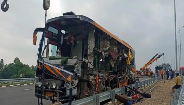 पूर्वांचल एक्सप्रेसवे पर ड्राइवर को आई 'मौत की झपकी,तेज रफ्तार बस पलटने से 7 की मौत 1 Untitled 7 copy 11