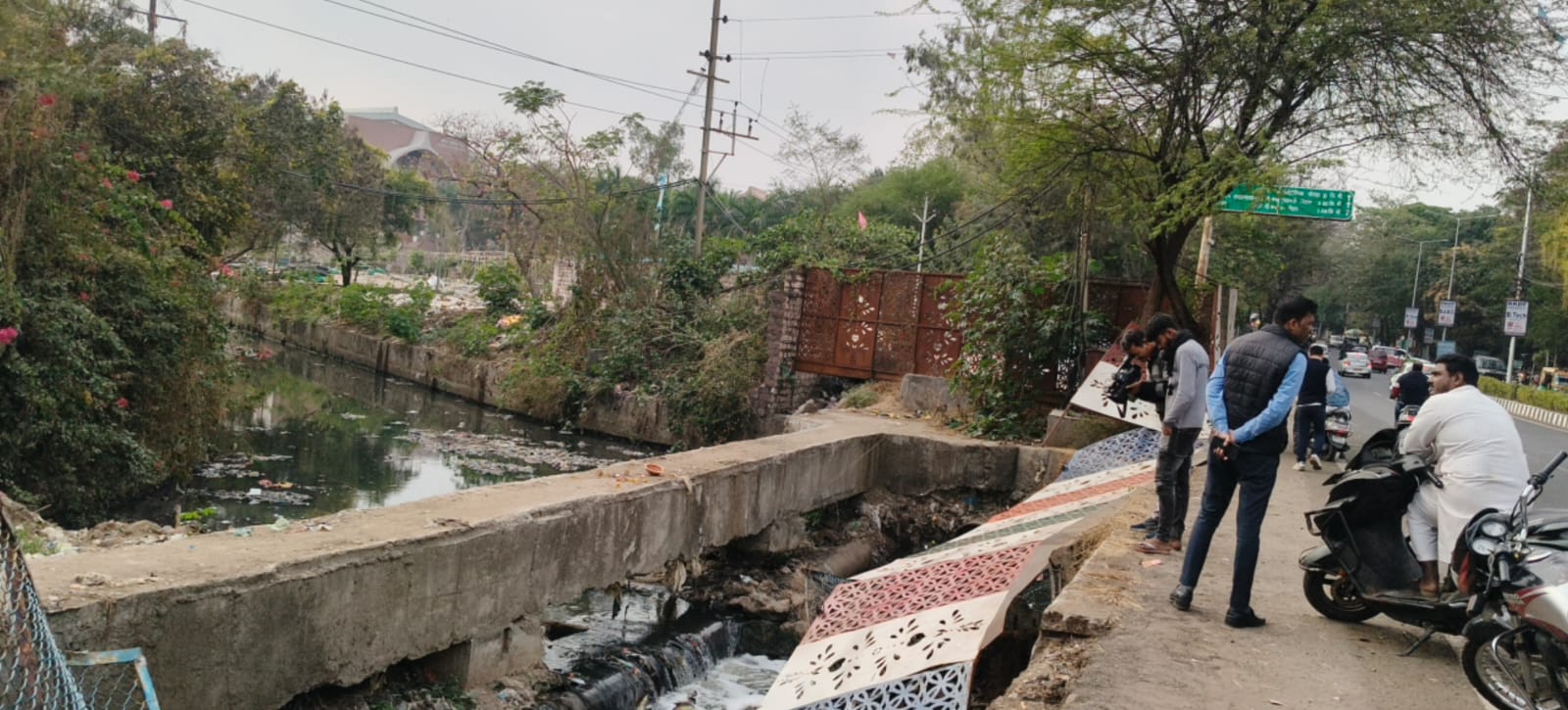 रवींद्र भवन के पास नाले में गिरी तेज रफ्तार कार, नशे में धुत दो युवकों की बची जान 2 WhatsApp Image 2026 02 01 at 15.51.47