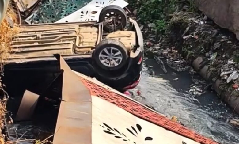 रवींद्र भवन के पास नाले में गिरी तेज रफ्तार कार, नशे में धुत दो युवकों की बची जान 1 WhatsApp Image 2026 02 01 at 15.56.02