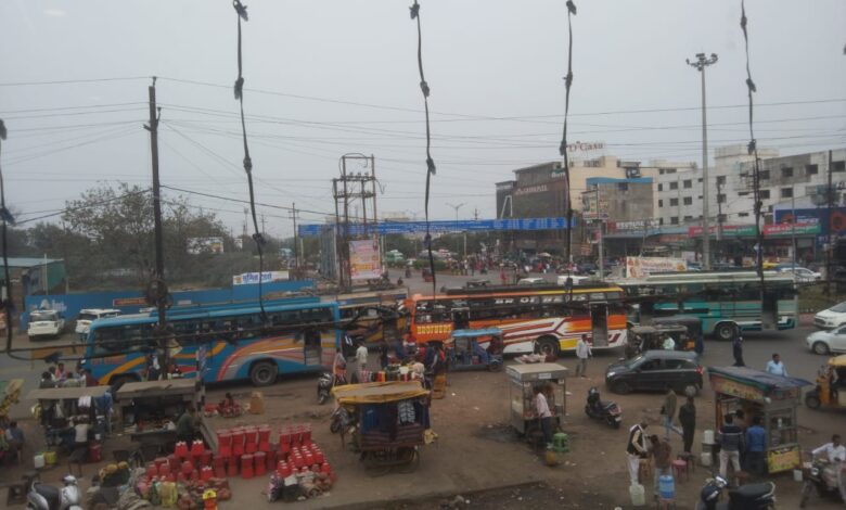 न पुलिस का खौफ न नियमों की परवाह,दीनदयाल चौक पर अराजकता का राज़ 1 WhatsApp Image 2026 02 06 at 10.52.01