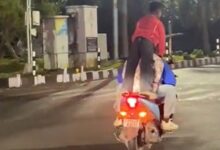 वीआईपी रोड पर नाबालिग ने स्कूटी पर खड़े होकर किया जानलेवा स्टंट 11 WhatsApp Image 2026 02 10 at 12.34.23