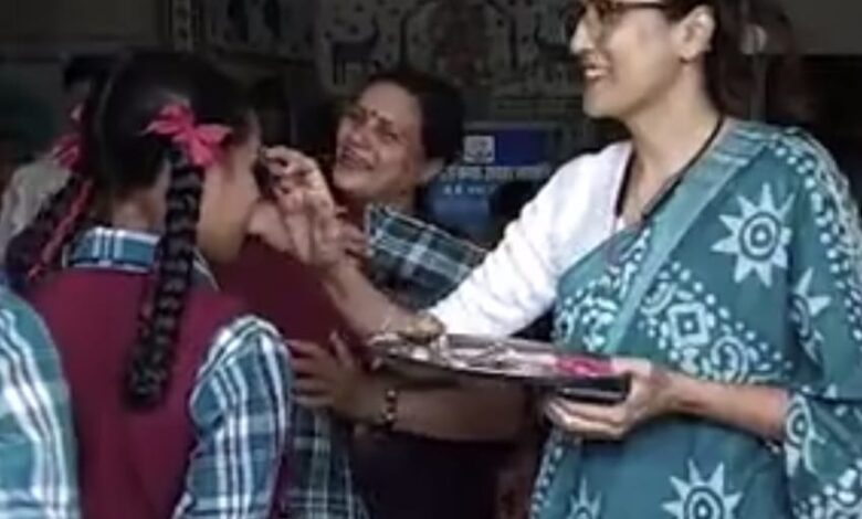 परीक्षा देने पहुंचे छात्रों को शिक्षकों ने लगाया तिलक 1 WhatsApp Image 2026 02 10 at 12.42.58 1