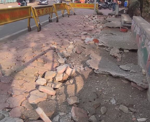 बोर्ड क्लब मानस भवन के सामने डिवाइडर उखड़ा 1 WhatsApp Image 2026 02 14 at 12.40.34