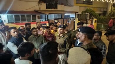 त्यौहारों पर सुरक्षा को लेकर पुलिस ने संभाली कमान, सघन चेकिंग के साथ जन-संवाद पर दिया जोर 9 WhatsApp Image 2026 02 15 at 11.35.28