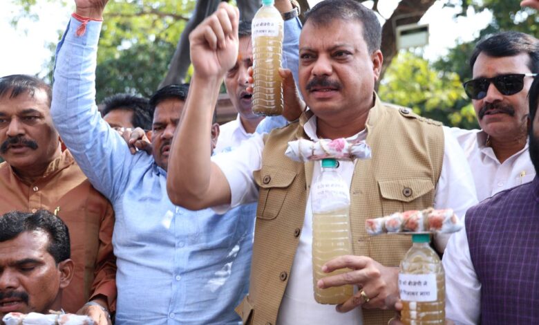 इंदौर जल त्रासदी पर सदन के बाहर संग्राम, आज 20 हजार करोड़ का अनुपूरक बजट और आर्थिक सर्वेक्षण पेश होगा 1 WhatsApp Image 2026 02 16 at 23.37.35