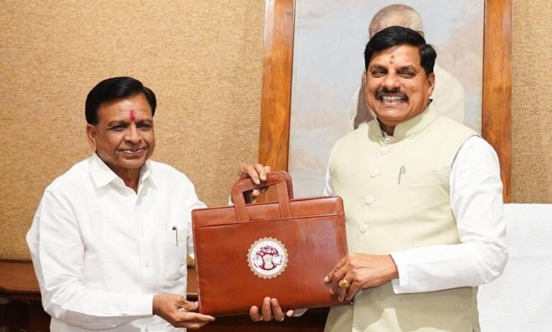 मध्य प्रदेश विधानसभा में बजट चर्चा के दौरान सत्ता-विपक्ष में तीखी नोकझोंक - उपमुख्यमंत्री जगदीश देवड़ा का सरकार की उपलब्धियों पर जोर 1 WhatsApp Image 2026 02 18 at 12.00.14