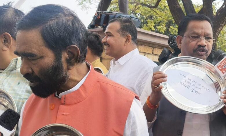 थाली की गूंज से गूंजा सदन, बजट सत्र के चौथे दिन जोरदार हंगामा 1 WhatsApp Image 2026 02 19 at 11.40.23