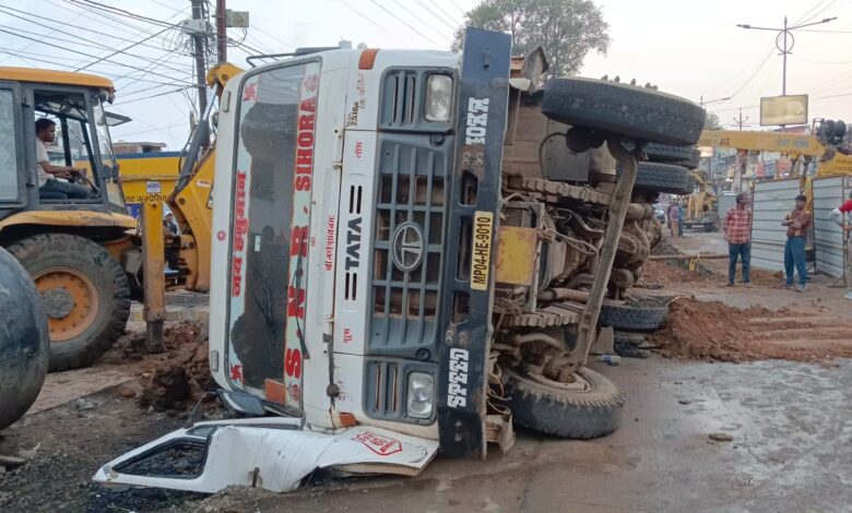 पानी की पाइलाइन खुदाई के दौरान ,ग्वारीघाट रोड पर पलटा ट्रक 1 WhatsApp Image 2026 02 23 at 6.09.10 PM