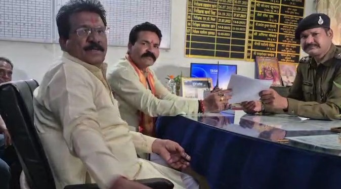 महिला पर दुकानों के सामने मांस फेंकने का आरोप, थाने पहुँचा मामला 1 WhatsApp Image 2026 02 27 at 11.09.11