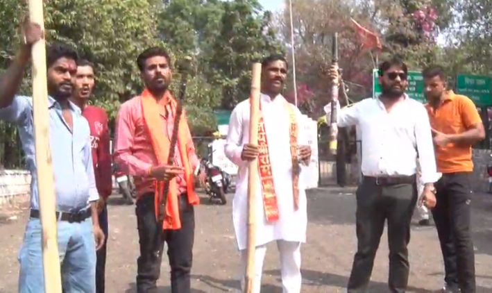 भोपाल में वेलेंटाइन डे पर लाठियां लेकर सड़कों पर उतरा बजरंग दल 1 bajrangdal