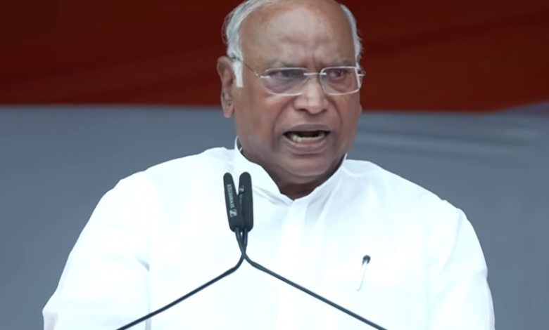 खड़गे का पीएम पर तीखा हमला: बोले- मोदी डरपोक प्रधानमंत्री, आंख में आंख डालकर बात नहीं कर पाते 1 khadge