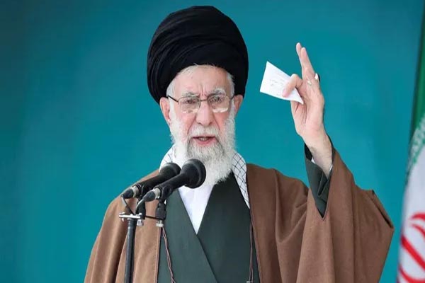 30 बमों की बारिश में खत्म हुआ 36 साल का राज! खामेनेई की मौत से हिला ईरान 1 01