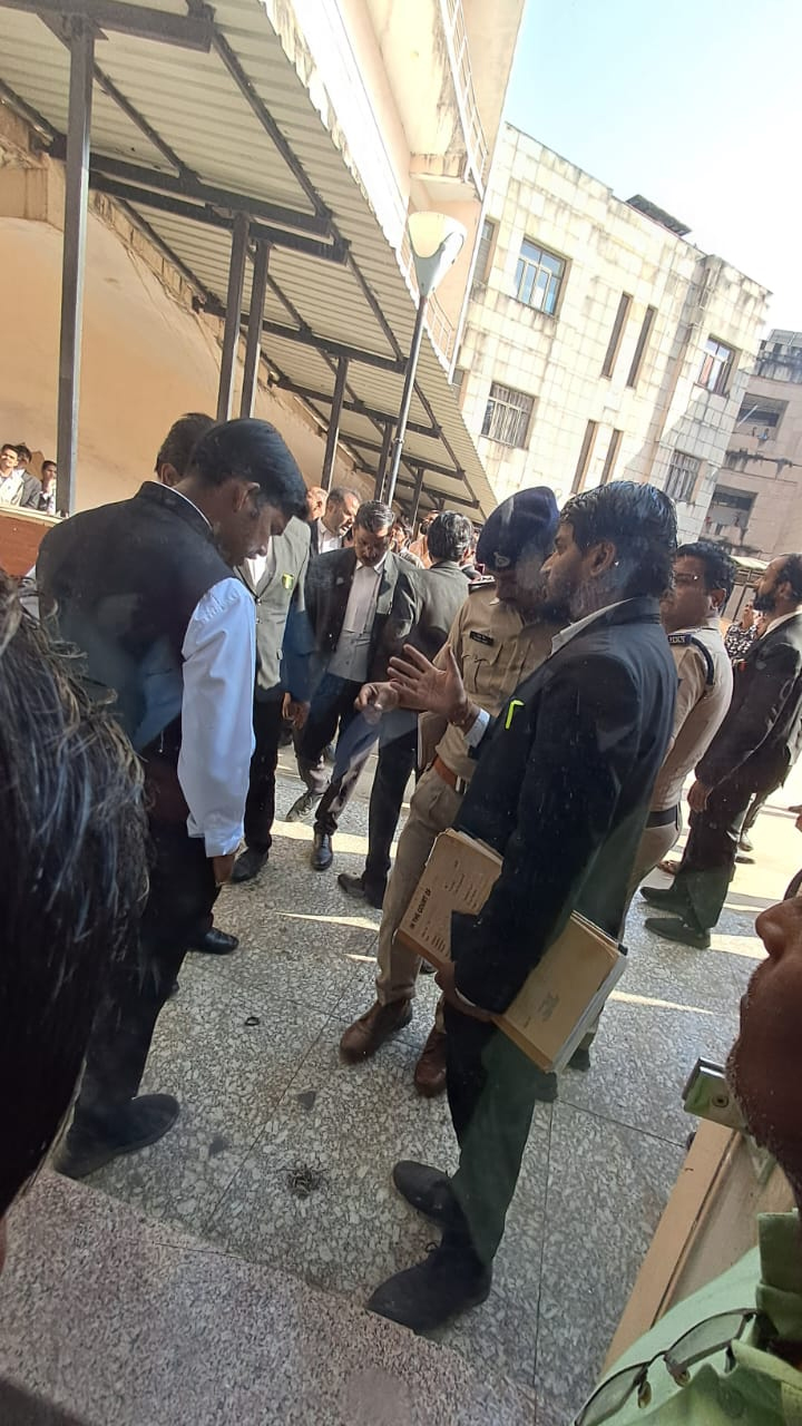 जिला न्यायालय परिसर में धमाके से हड़कंप, सीजेएम कोर्ट के सामने फटी संदिग्ध वस्तु; सीसीटीवी खंगालने के निर्देश 3 02 21