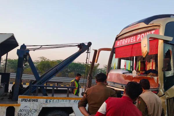 यमुना एक्सप्रेसवे पर भीषण टक्कर:6 की मौत, 9 घायल 1 03 2